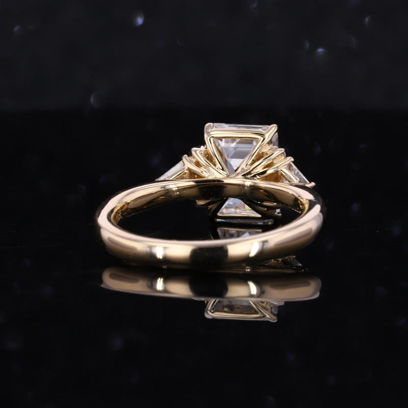 Emerald cut moissaniittisormus 14K keltakullasta – klassinen kihla- ja vihkisormus korkealaatuisella viimeistelyllä.