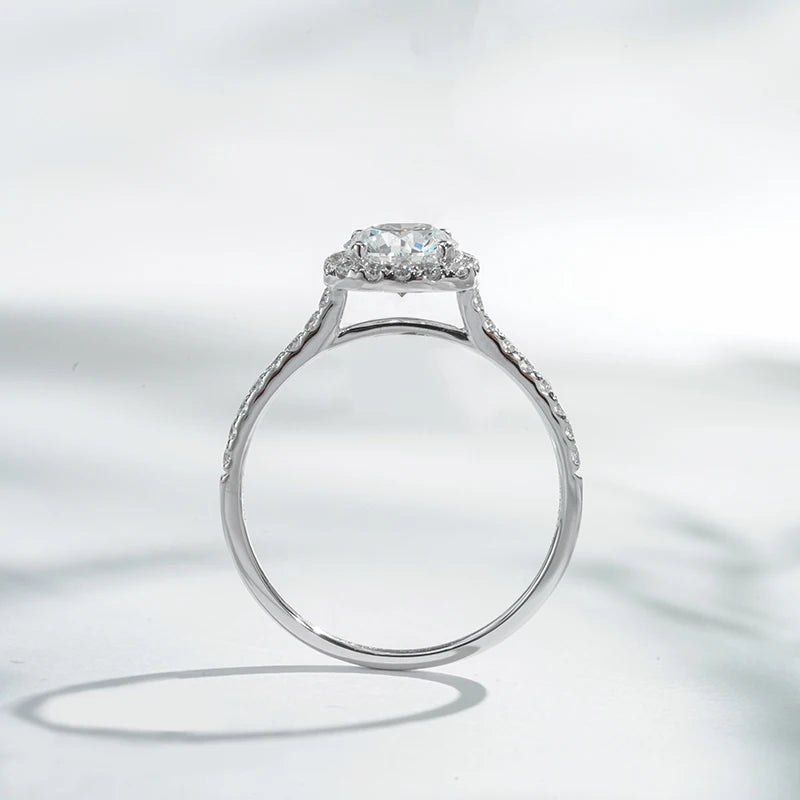 0.77ct Halo Kihlasormus – 18K Valkokultaa | Round Cut Lab Grown Diamond