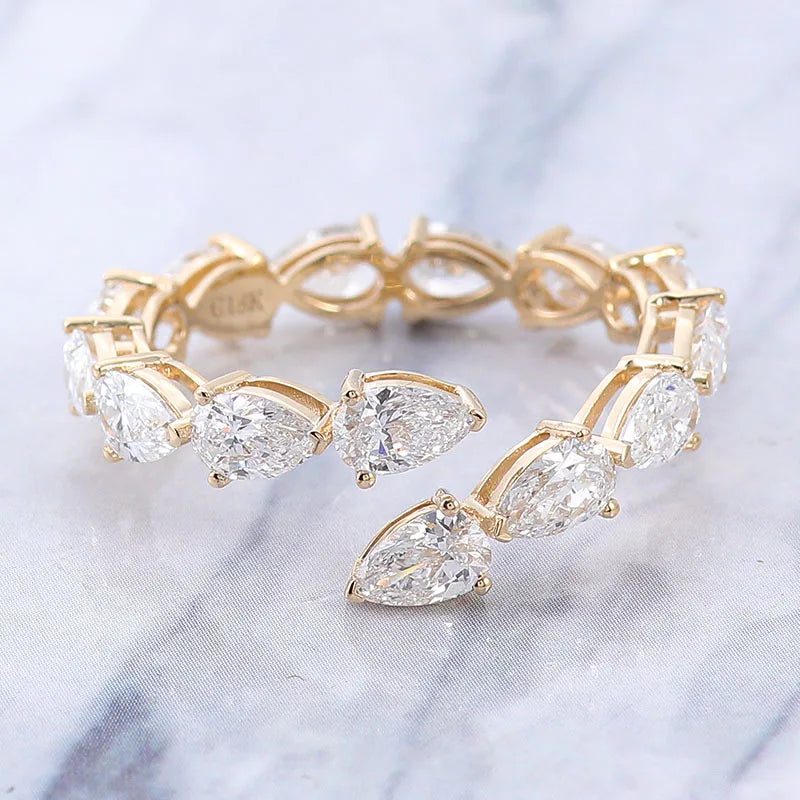 Elegantti 18K kullattu sormus teardrop-leikkauksella – täydellinen kihla- tai lahjasormus

