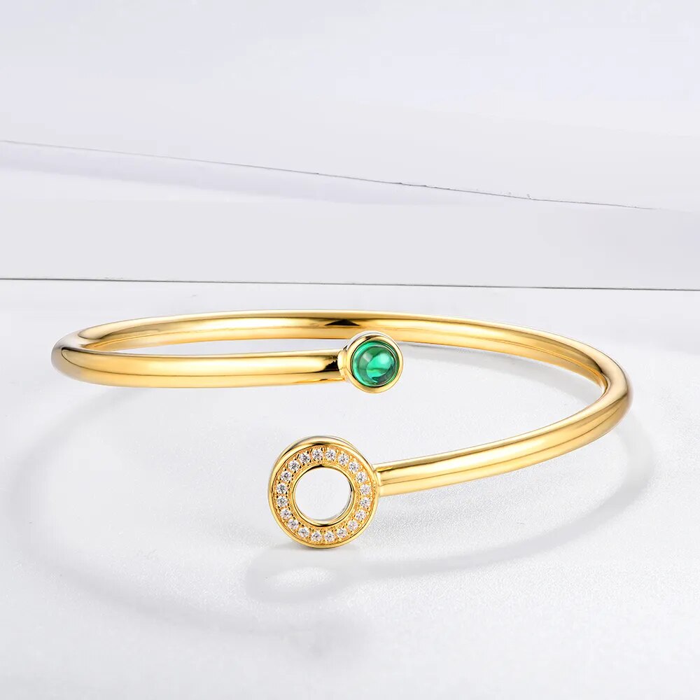 Klassiskt berlockarmband med Smaragd