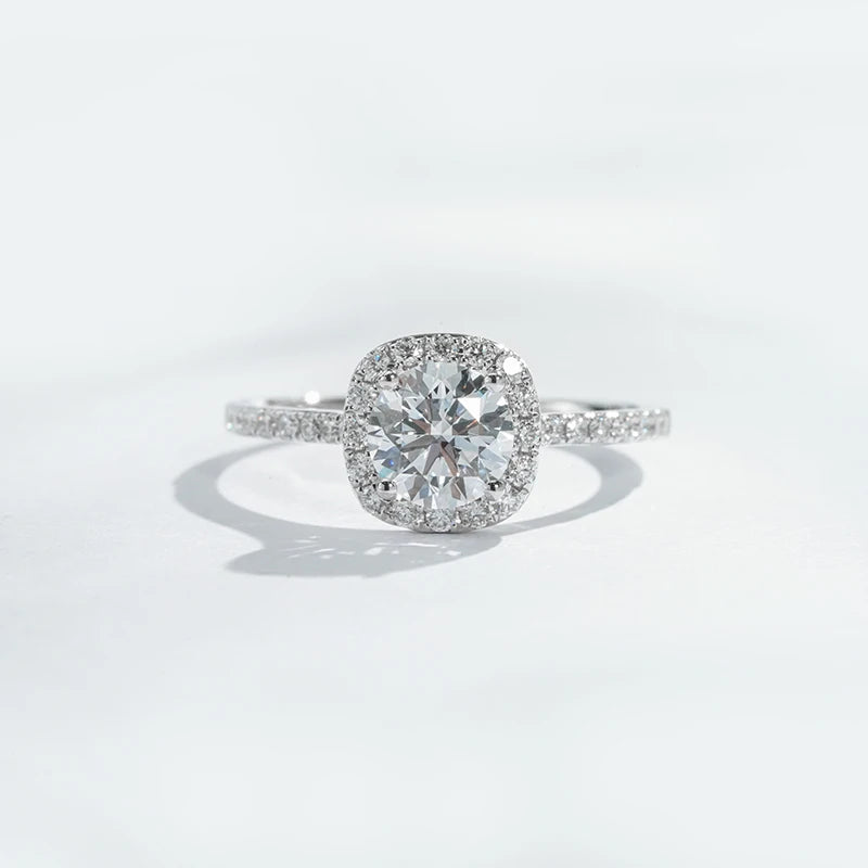 0.77ct Halo Kihlasormus – 18K Valkokultaa | Round Cut Lab Grown Diamond