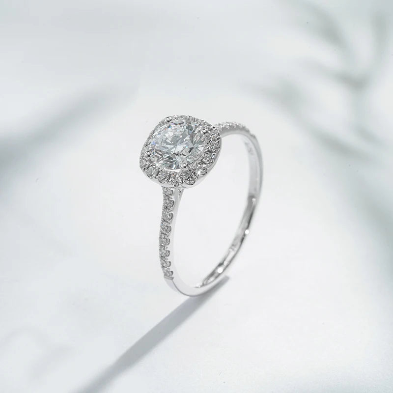 0.77ct Halo Kihlasormus – 18K Valkokultaa | Round Cut Lab Grown Diamond