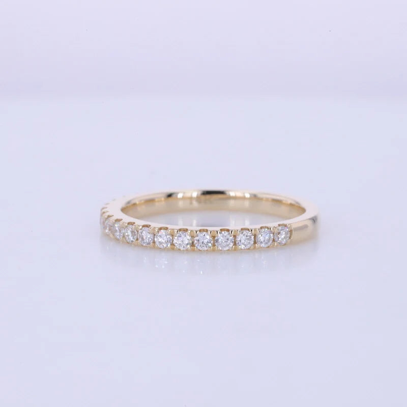 Yksinkertainen ja elegantti rivitimanttisormus naiselle – lab-grown diamond