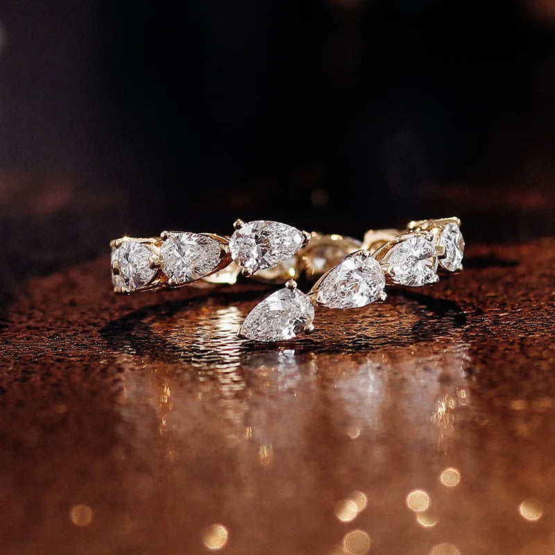Eternity-sormus Pear Cut laboratoriotimanteilla – 2.6ct ja 18K keltakultaa
