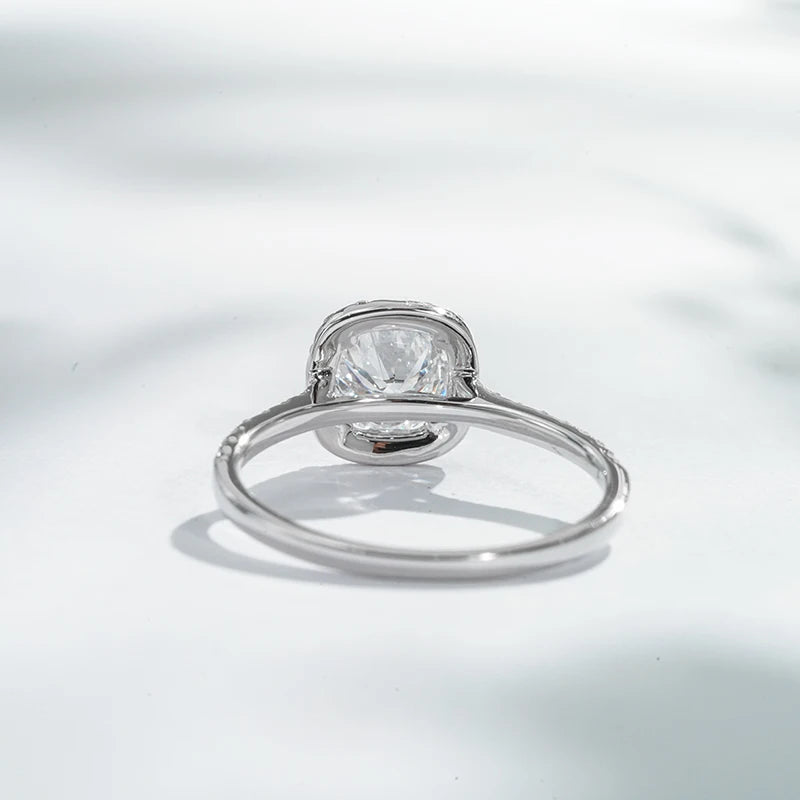 0.77ct Halo Kihlasormus – 18K Valkokultaa | Round Cut Lab Grown Diamond
