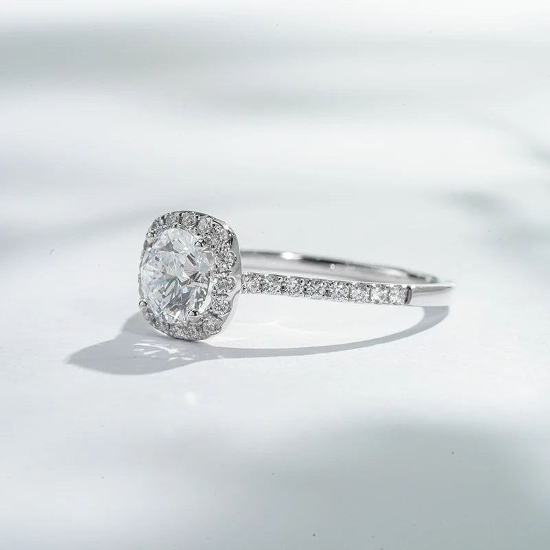 0.77ct Halo Kihlasormus – 18K Valkokultaa | Round Cut Lab Grown Diamond