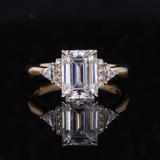Emerald cut moissaniittisormus 14K keltakullasta – klassinen kihla- ja vihkisormus korkealaatuisella viimeistelyllä.