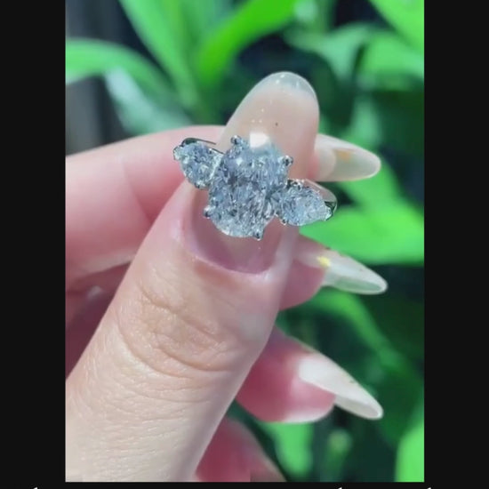 Kolmikivinen IGI-sertifioitu laboratoriotimanttisormus 14K täyskullasta. Saatavilla Round, Oval, Emerald, Radiant, Asscher ja Princess -leikkauksilla.
