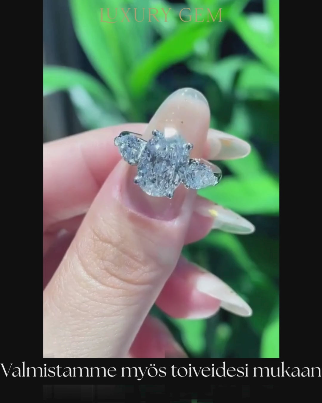 Kolmikivinen IGI-sertifioitu laboratoriotimanttisormus 14K täyskullasta. Saatavilla Round, Oval, Emerald, Radiant, Asscher ja Princess -leikkauksilla.