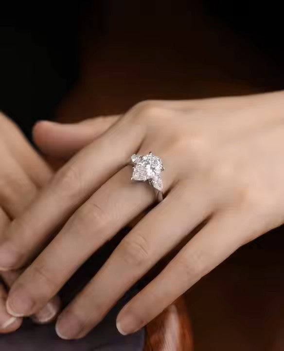 Kolmikivinen IGI-sertifioitu laboratoriotimanttisormus 14K täyskullasta. Saatavilla Round, Oval, Emerald, Radiant, Asscher ja Princess -leikkauksilla.