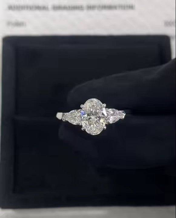 Kolmikivinen IGI-sertifioitu laboratoriotimanttisormus 14K täyskullasta. Saatavilla Round, Oval, Emerald, Radiant, Asscher ja Princess -leikkauksilla.